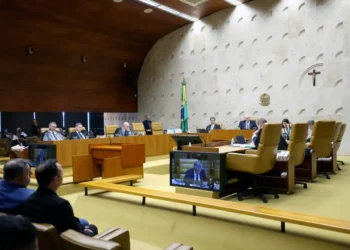 STF forma maioria para manter nomeação de parentes em cargos políticos; ministros reafirmam que prática não configura nepotismo.