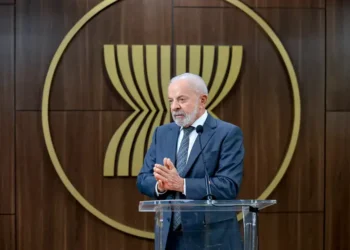 Lula disse que quer conversar com Donald Trump sobre sanções dos EUA a ministros do STF durante encontro previsto na Malásia.