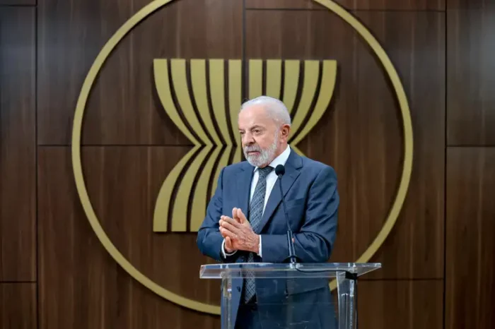 Lula disse que quer conversar com Donald Trump sobre sanções dos EUA a ministros do STF durante encontro previsto na Malásia.