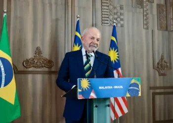 Lula afirmou que ele e Donald Trump trocaram telefones para tratar pessoalmente de possíveis impasses entre Brasil e Estados Unidos. Presidentes se reuniram na Malásia durante a Cúpula da Ásia do Leste.