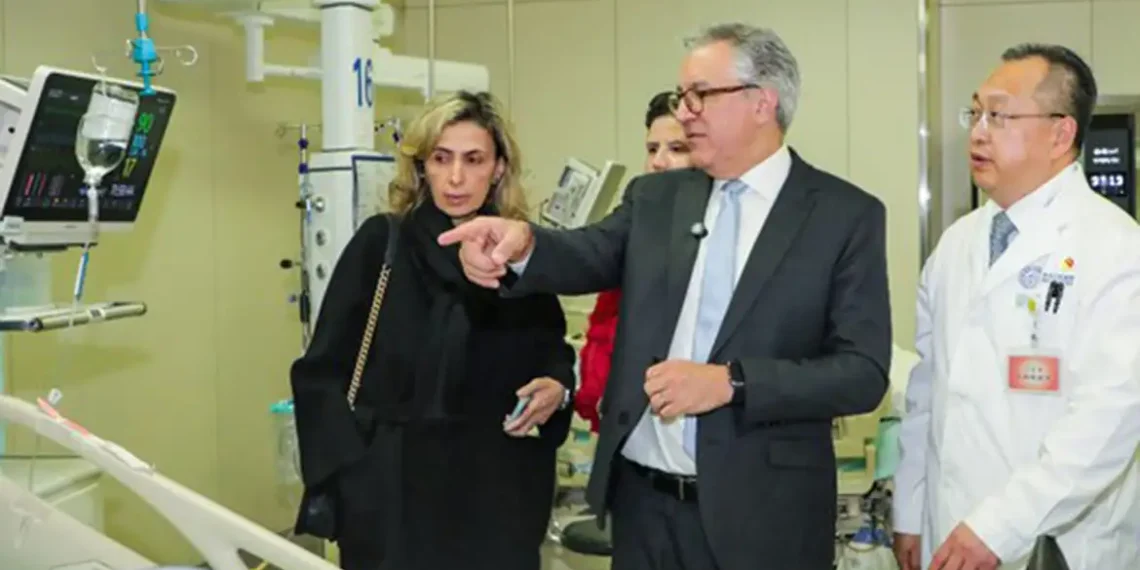 Ministro Alexandre Padilha visita hospital inteligente na China e anuncia projeto semelhante no Brasil, com inauguração prevista para 2027 em São Paulo.