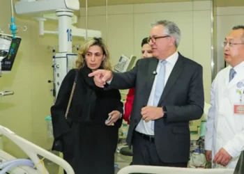 Ministro Alexandre Padilha visita hospital inteligente na China e anuncia projeto semelhante no Brasil, com inauguração prevista para 2027 em São Paulo.