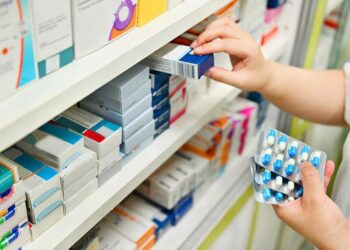 O Qualifar-SUS recebe R$ 21,8 milhões para fortalecer farmácias e centrais de abastecimento em 3.634 municípios, garantindo acesso a medicamentos e serviços farmacêuticos de qualidade no SUS.