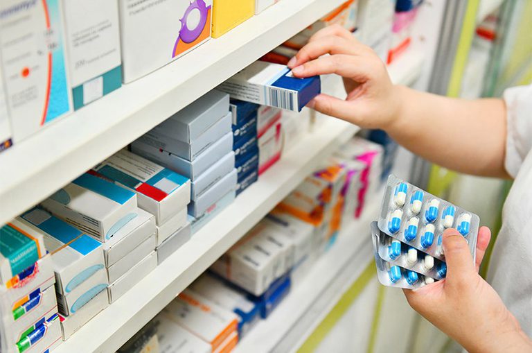 O Qualifar-SUS recebe R$ 21,8 milhões para fortalecer farmácias e centrais de abastecimento em 3.634 municípios, garantindo acesso a medicamentos e serviços farmacêuticos de qualidade no SUS.