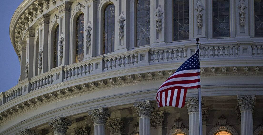 Governo dos EUA paralisa atividades após impasse entre democratas e republicanos sobre orçamento de US$ 1,7 trilhão. Milhares de servidores ficam sem salário.