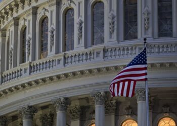 Governo dos EUA paralisa atividades após impasse entre democratas e republicanos sobre orçamento de US$ 1,7 trilhão. Milhares de servidores ficam sem salário.