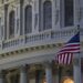 Governo dos EUA paralisa atividades após impasse entre democratas e republicanos sobre orçamento de US$ 1,7 trilhão. Milhares de servidores ficam sem salário.