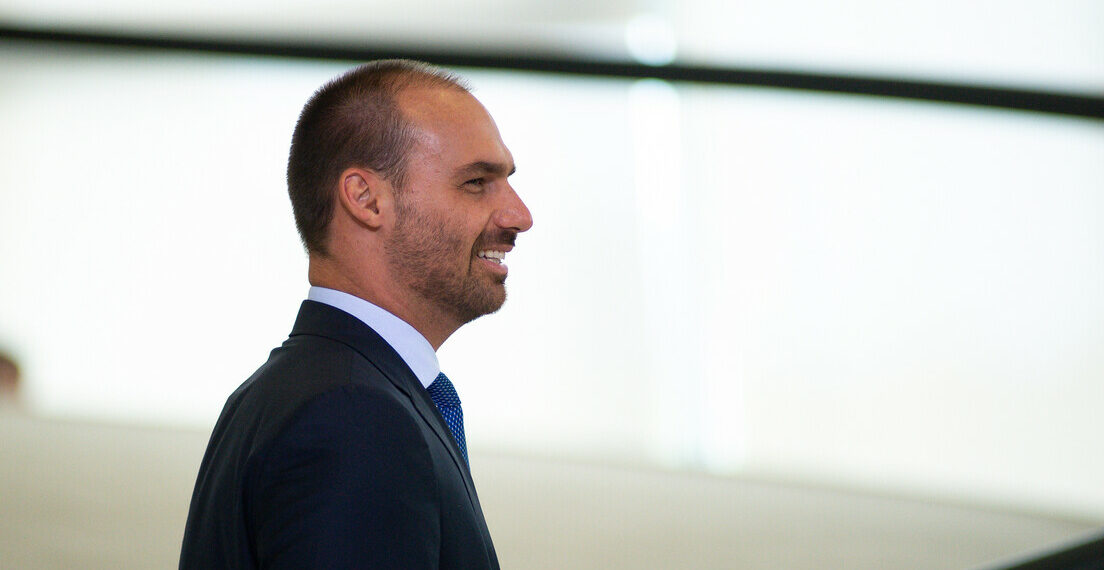 Eduardo Bolsonaro ressalta que empresas brasileiras devem se adequar à Lei Magnitsky dos EUA para manter acesso ao mercado americano, em resposta à proposta de Gilmar Mendes sobre "lei anti-embargo".