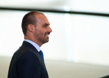 Eduardo Bolsonaro ressalta que empresas brasileiras devem se adequar à Lei Magnitsky dos EUA para manter acesso ao mercado americano, em resposta à proposta de Gilmar Mendes sobre "lei anti-embargo".