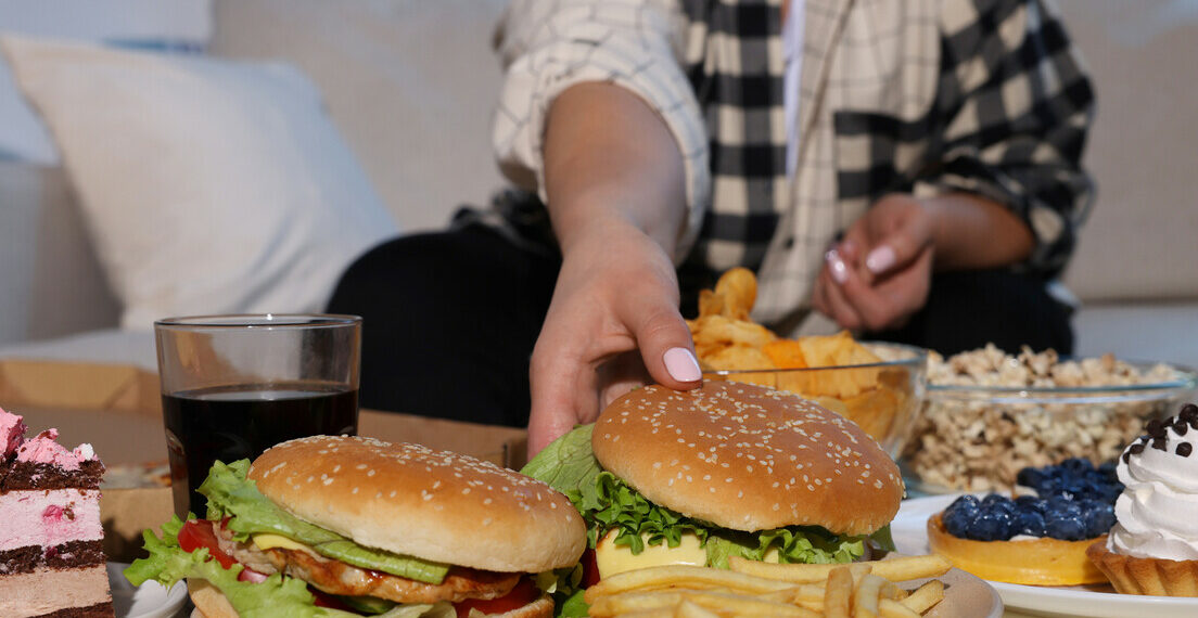 Estudo da Universidade da Carolina do Norte mostra que dietas ricas em gordura reduzem a glicose no hipocampo, prejudicando a memória. Pesquisadores apontam estratégias para reverter os danos.