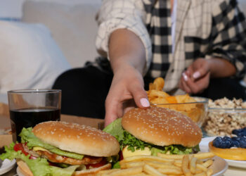 Estudo da Universidade da Carolina do Norte mostra que dietas ricas em gordura reduzem a glicose no hipocampo, prejudicando a memória. Pesquisadores apontam estratégias para reverter os danos.
