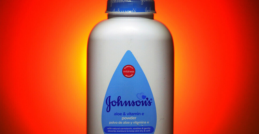 Justiça dos EUA condena Johnson & Johnson a pagar US$ 966 milhões à família de mulher que morreu de mesotelioma. Empresa nega que talco contenha amianto ou cause câncer.