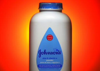 Justiça dos EUA condena Johnson & Johnson a pagar US$ 966 milhões à família de mulher que morreu de mesotelioma. Empresa nega que talco contenha amianto ou cause câncer.