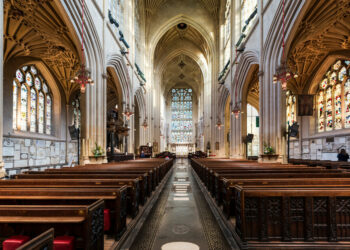 Sete vítimas do Zimbábue processam a Igreja da Inglaterra por encobrir abusos do pastor pedófilo britânico John Smyth.