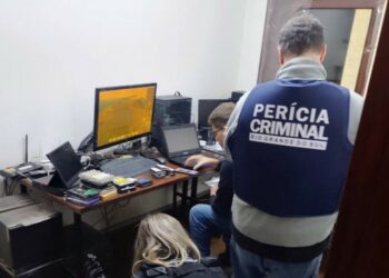 PF prende 55 pessoas em operação nacional contra abuso sexual infantil na internet. Ação envolveu 16 estados e cumpriu mais de 180 mandados. Lula prometeu tolerância zero aos crimes.