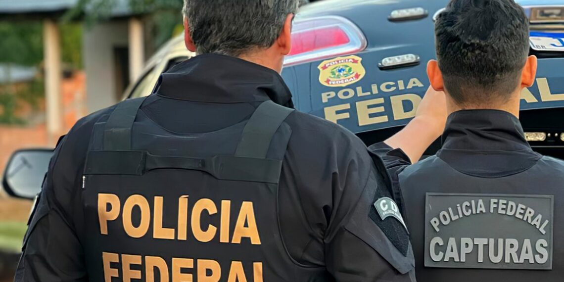 PF apreende maconha, passaporte restrito e 18 pássaros silvestres em situação de maus-tratos em operação no Aeroporto de Guarulhos. Estrangeiro foi preso.