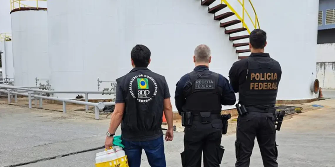 Operação Alquimia, deflagrada pela PF, Receita Federal, ANP e Ministério da Agricultura, fiscaliza empresas em cinco estados para apurar o uso de metanol em bebidas alcoólicas. A substância é tóxica e representa risco à saúde pública.