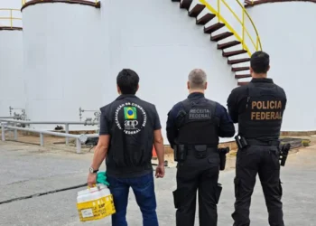 Operação Alquimia, deflagrada pela PF, Receita Federal, ANP e Ministério da Agricultura, fiscaliza empresas em cinco estados para apurar o uso de metanol em bebidas alcoólicas. A substância é tóxica e representa risco à saúde pública.