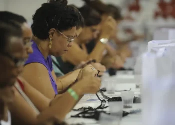 Empresas e instituições brasileiras investiram R$ 6,2 bilhões em ações sociais em 2024, segundo a pesquisa BISC 2025 da Comunitas. Educação, cultura e inclusão produtiva lideram as prioridades.