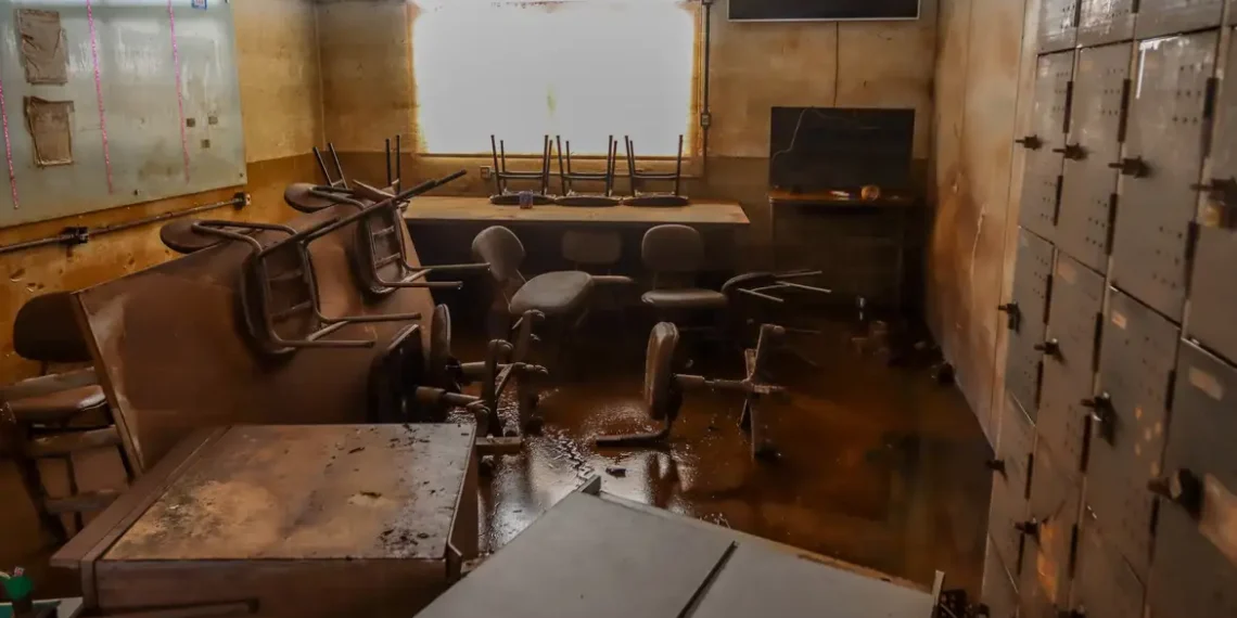 Após as enchentes de 2024, o Rio Grande do Sul reconstrói escolas e cria planos de contingência para preparar alunos e comunidades contra novos desastres climáticos.