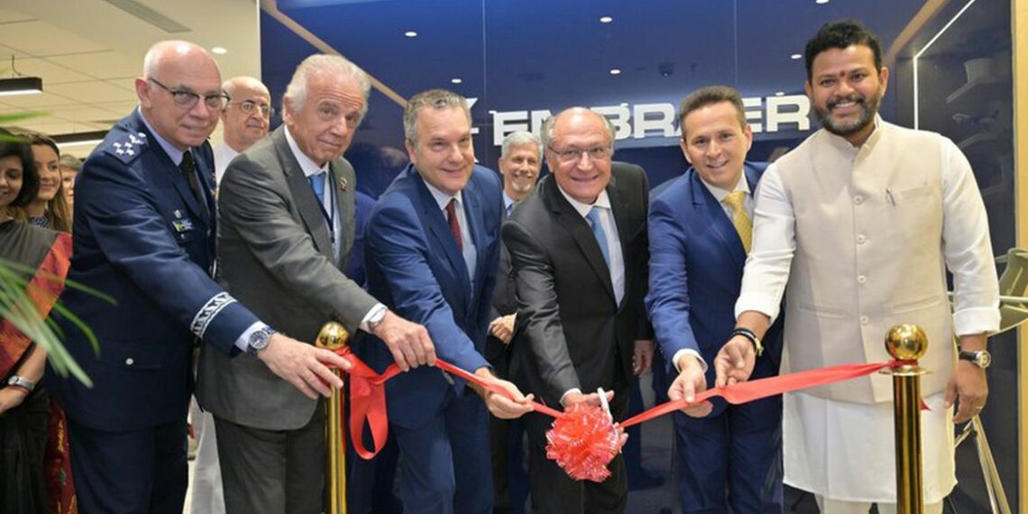 Geraldo Alckmin inaugura escritório da Embraer na Índia e firma acordos em defesa, tecnologia, petróleo e saúde para fortalecer laços entre Brasil e Índia.