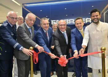 Geraldo Alckmin inaugura escritório da Embraer na Índia e firma acordos em defesa, tecnologia, petróleo e saúde para fortalecer laços entre Brasil e Índia.