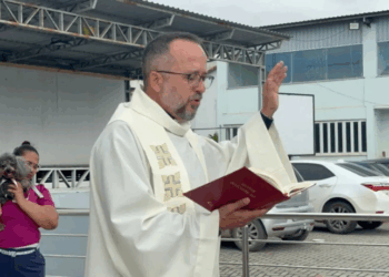 Fiéis levaram cães, gatos e até um coelho para receber a bênção de São Francisco de Assis na Paróquia Nossa Senhora das Graças, em Cachoeiro de Itapemirim. Celebração destacou o amor e o cuidado com os animais.