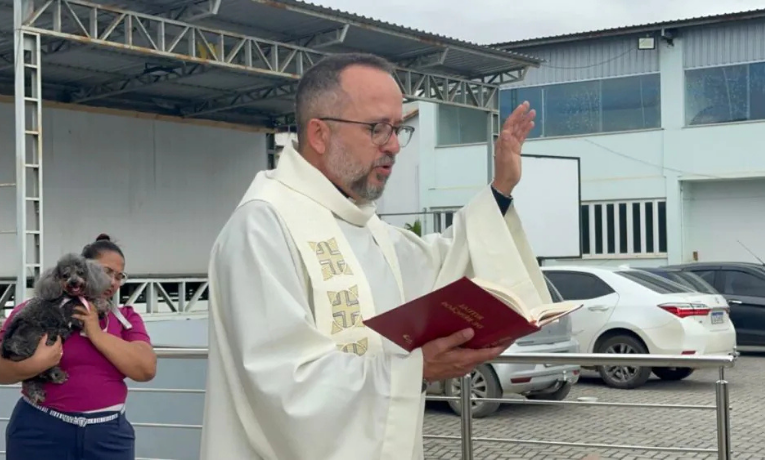 Fiéis levaram cães, gatos e até um coelho para receber a bênção de São Francisco de Assis na Paróquia Nossa Senhora das Graças, em Cachoeiro de Itapemirim. Celebração destacou o amor e o cuidado com os animais.