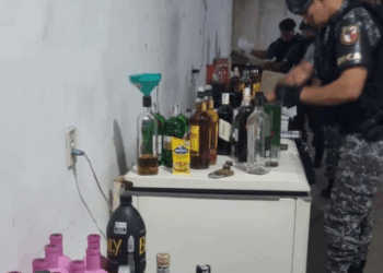 Polícia Militar do DF descobre laboratório clandestino de falsificação de bebidas em Sobradinho dos Melos. Intoxicação por metanol aumenta com registros em 12 estados e cinco mortes confirmadas.