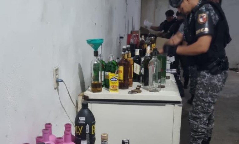 Polícia Militar do DF descobre laboratório clandestino de falsificação de bebidas em Sobradinho dos Melos. Intoxicação por metanol aumenta com registros em 12 estados e cinco mortes confirmadas.