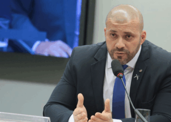 O ministro Alexandre de Moraes autorizou a progressão de Daniel Silveira para o regime aberto, impondo medidas como tornozeleira eletrônica, proibição de redes sociais e restrições de deslocamento.