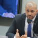 O ministro Alexandre de Moraes autorizou a progressão de Daniel Silveira para o regime aberto, impondo medidas como tornozeleira eletrônica, proibição de redes sociais e restrições de deslocamento.