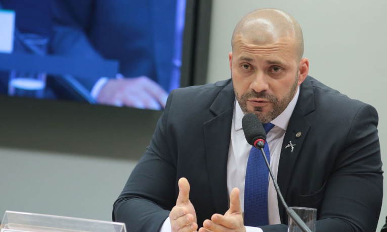 O ministro Alexandre de Moraes autorizou a progressão de Daniel Silveira para o regime aberto, impondo medidas como tornozeleira eletrônica, proibição de redes sociais e restrições de deslocamento.
