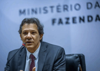 Fernando Haddad afirmou que o governo brasileiro vai apresentar aos EUA argumentos econômicos para derrubar a sobretaxa sobre produtos nacionais. O ministro destacou que as tarifas elevam o custo de vida nos Estados Unidos.