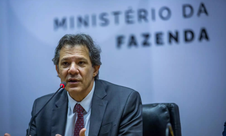 Fernando Haddad afirmou que o governo brasileiro vai apresentar aos EUA argumentos econômicos para derrubar a sobretaxa sobre produtos nacionais. O ministro destacou que as tarifas elevam o custo de vida nos Estados Unidos.