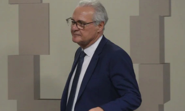 O Senado analisa projeto que isenta do IR rendas até R$ 5 mil e aumenta a tributação sobre altos salários. A proposta, relatada por Renan Calheiros, cumpre promessa do governo Lula.
