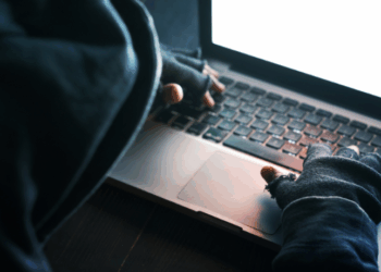 EVA, a IA gratuita da EXA, atua no WhatsApp e protege usuários contra golpes e fraudes, checando Pix, QR Codes e links suspeitos em tempo real.