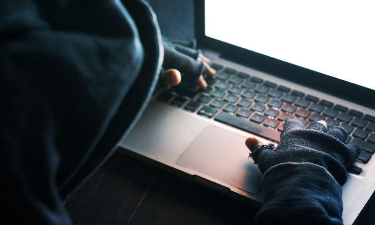 EVA, a IA gratuita da EXA, atua no WhatsApp e protege usuários contra golpes e fraudes, checando Pix, QR Codes e links suspeitos em tempo real.