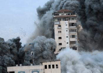 Hamas exige fim da guerra e retirada israelense antes de libertar reféns. Negociações mediadas por Egito e Catar seguem com poucos avanços.