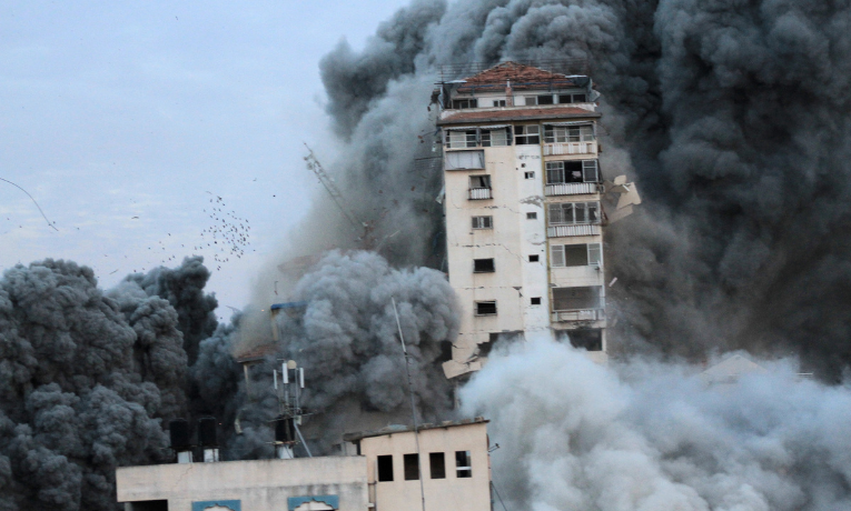 Hamas exige fim da guerra e retirada israelense antes de libertar reféns. Negociações mediadas por Egito e Catar seguem com poucos avanços.