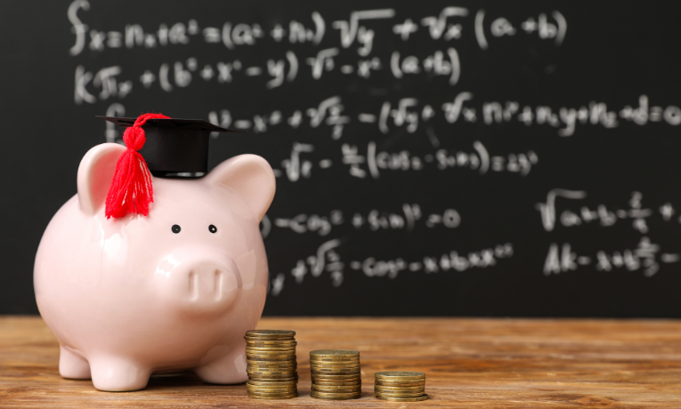 Em 2026, mensalidades das escolas privadas terão aumento de até 9,8%. Procon orienta pais sobre direitos e formas de contestar aumentos indevidos.