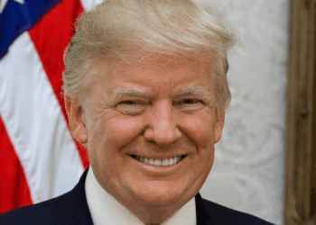 Donald Trump assina decreto que classifica a Antifa como organização terrorista doméstica, ampliando investigações e gerando debate sobre limites legais e liberdade civil nos EUA.