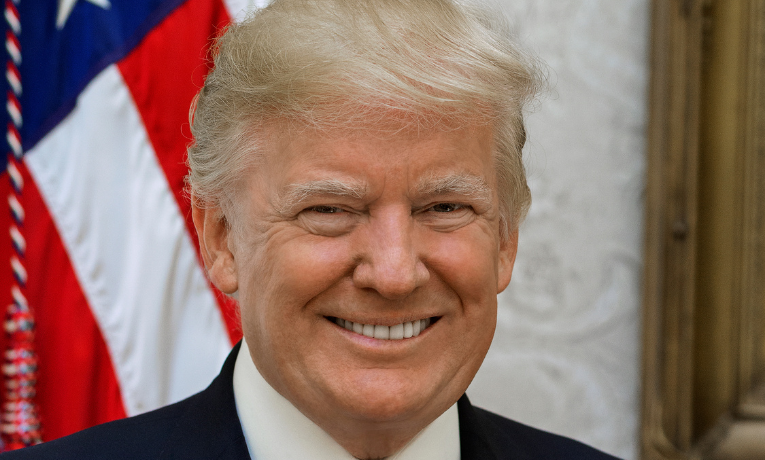 Donald Trump assina decreto que classifica a Antifa como organização terrorista doméstica, ampliando investigações e gerando debate sobre limites legais e liberdade civil nos EUA.