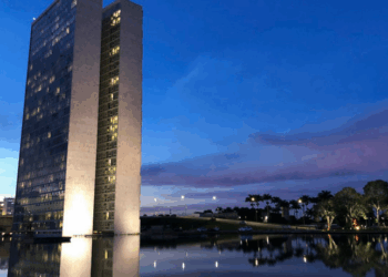 Senado aprova pacote anticrimes violentos que aumenta penas para homicídio, roubo e tráfico de drogas e endurece regras para progressão de regime. Proposta segue para a Câmara dos Deputados.