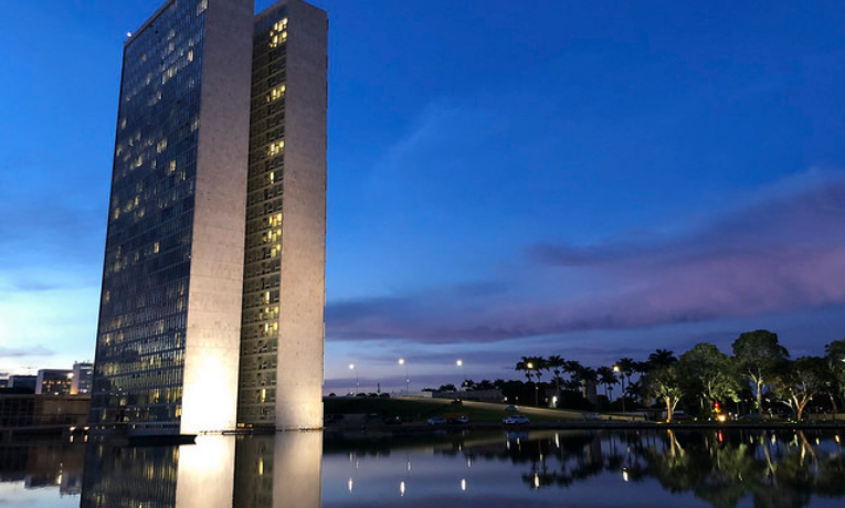 Senado aprova pacote anticrimes violentos que aumenta penas para homicídio, roubo e tráfico de drogas e endurece regras para progressão de regime. Proposta segue para a Câmara dos Deputados.