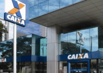Sob determinação da CGU, a Caixa Econômica Federal divulgou a lista de assessores do presidente Carlos Vieira, que inclui aliados de Arthur Lira e familiares de políticos do Centrão.