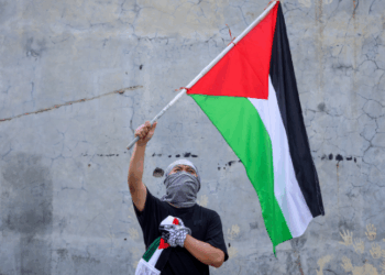 Hamas anuncia entrega de todos os reféns vivos, mas corpos restantes em Gaza enfrentam atrasos devido a escombros; Israel mantém pressão sobre cumprimento do cessar-fogo.