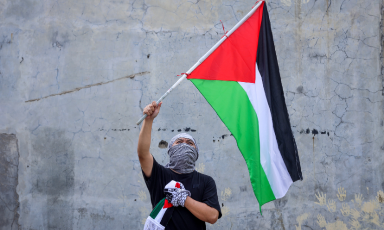Hamas anuncia entrega de todos os reféns vivos, mas corpos restantes em Gaza enfrentam atrasos devido a escombros; Israel mantém pressão sobre cumprimento do cessar-fogo.