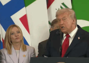 Trump chama Meloni de “linda” e “incrível” durante cúpula sobre cessar-fogo em Gaza