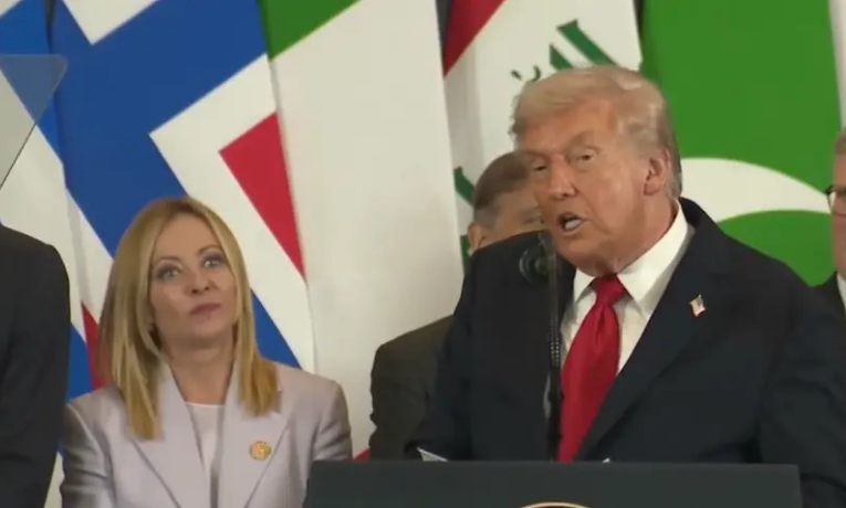 Trump chama Meloni de “linda” e “incrível” durante cúpula sobre cessar-fogo em Gaza